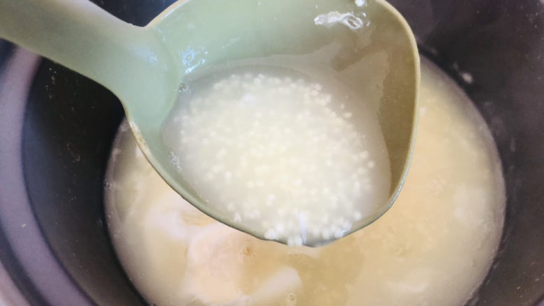 鸡蛋小米粥,做出来的小米粥也非常黏糊。