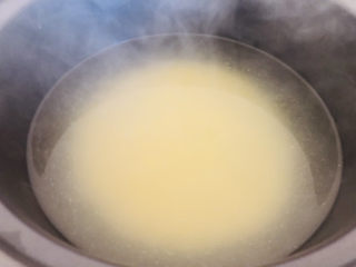 鸡蛋小米粥,待水开后倒入洗好的小米，稍微搅拌一下小火煮至汤汁浓稠。

小米一定要等水开后再放。