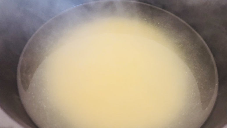 鸡蛋小米粥,待水开后倒入洗好的小米，稍微搅拌一下小火煮至汤汁浓稠。

小米一定要等水开后再放。