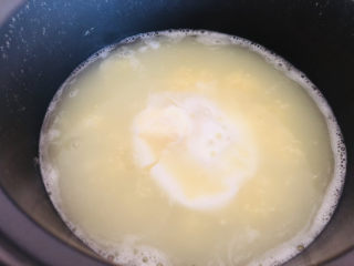鸡蛋小米粥,焖熟后的效果。