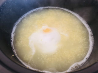 鸡蛋小米粥,小米煮开花后，汤汁开始变得黏稠时打入一个鸡蛋，鸡蛋打进去后千万不要搅拌直接盖上盖子即可。