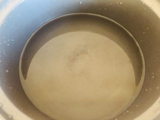 鸡蛋小米粥,砂锅中加入800ml清水煮开。