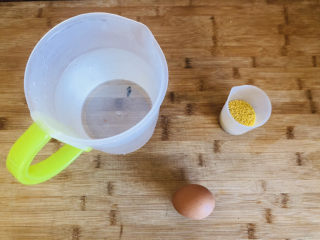 鸡蛋小米粥,先把需要的食材提前准备。