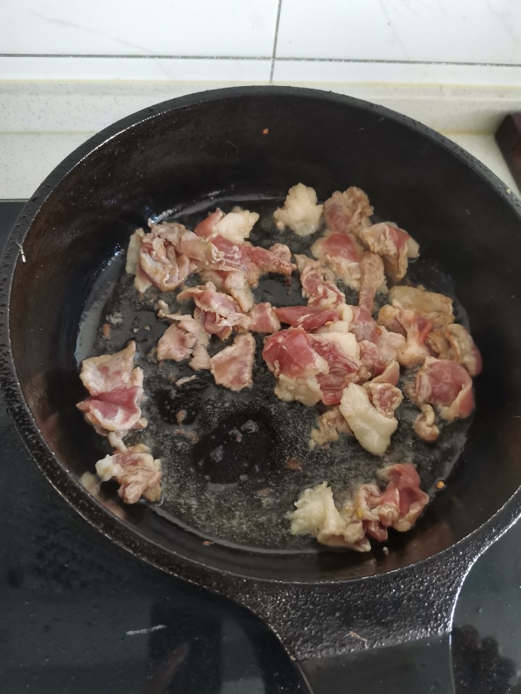 尖椒炒肉,另起锅加入肉片