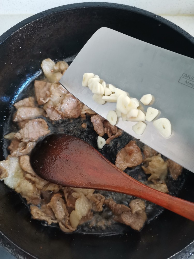 尖椒炒肉,加入蒜末