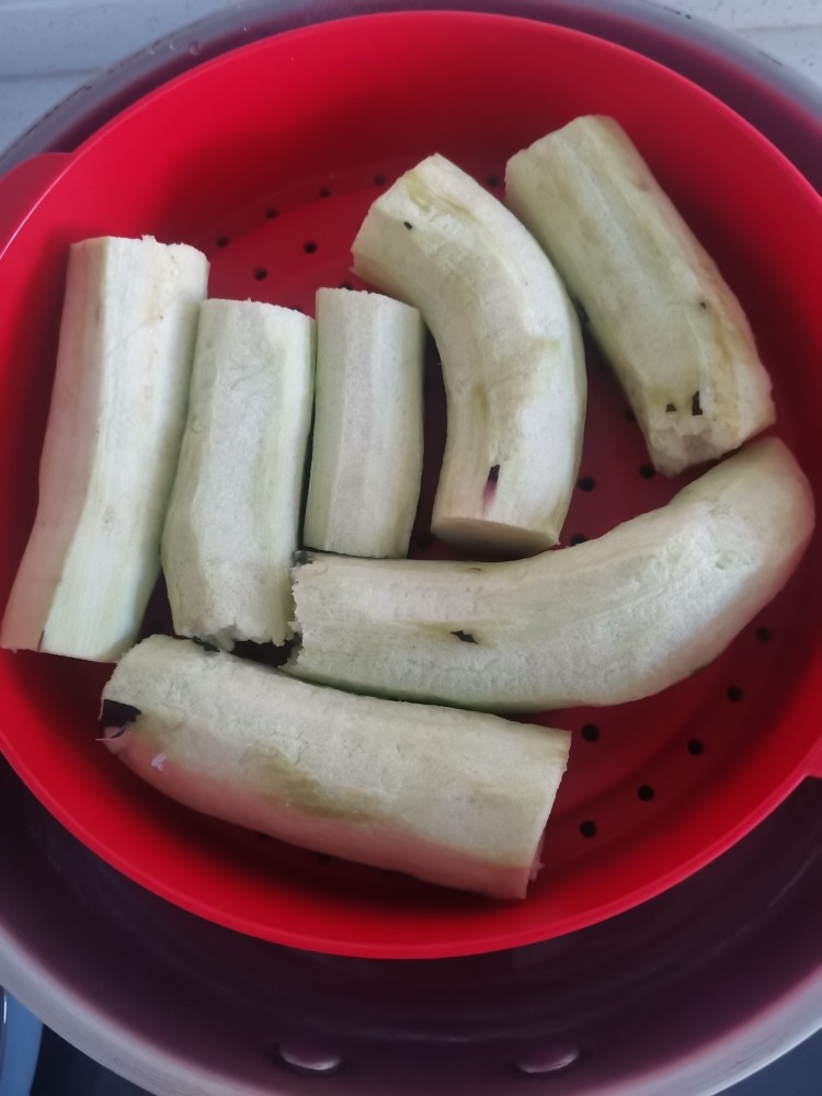 蒲烧茄子饭,切小段，蒸熟