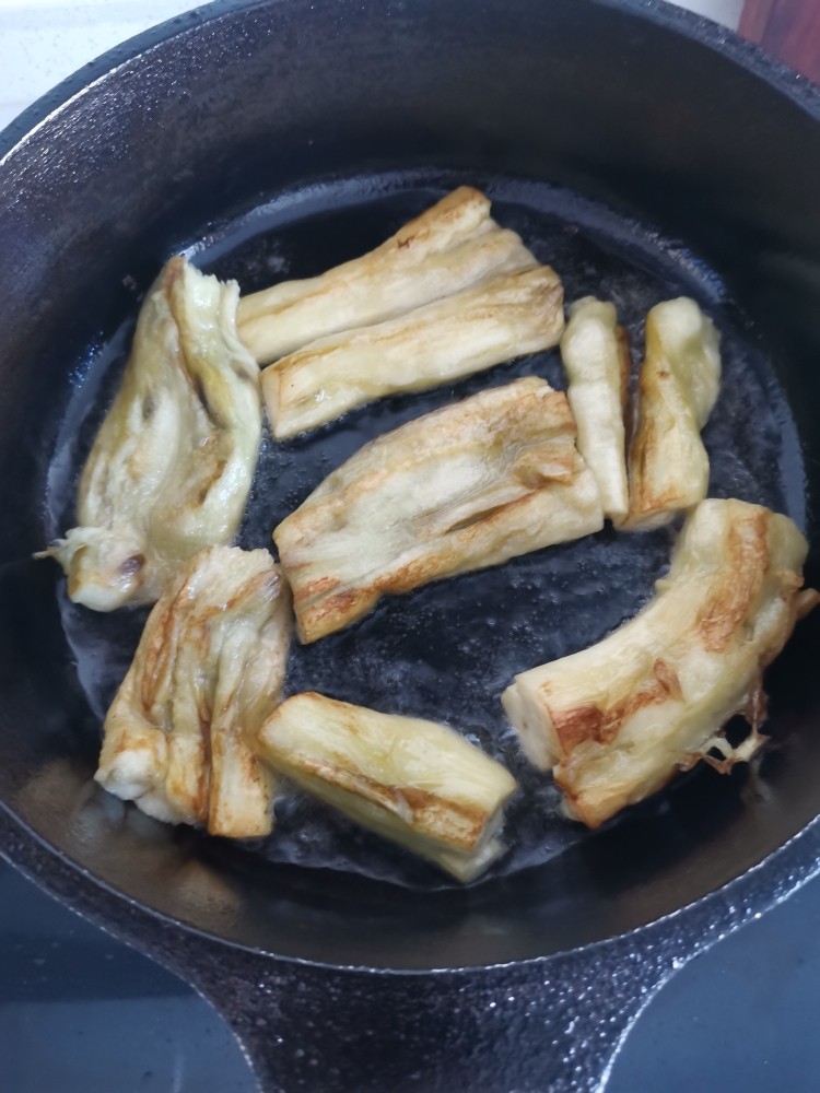 蒲烧茄子饭,锅中底油煎到两面金黄