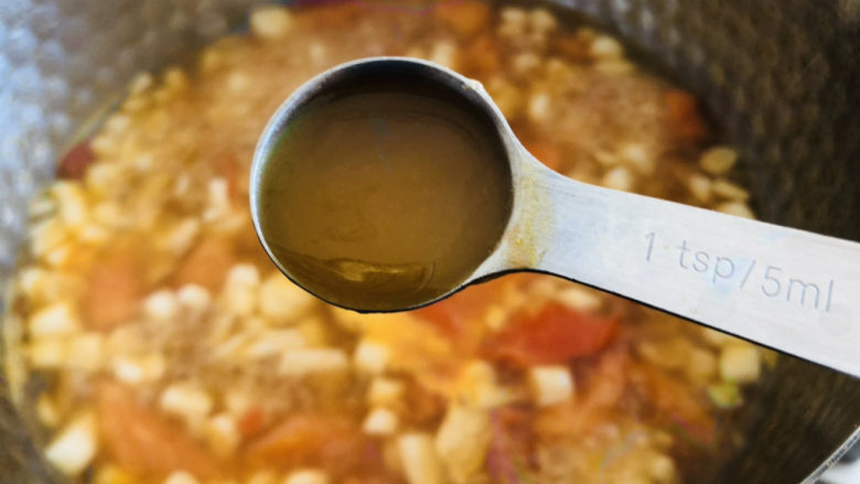 白玉菇豆腐汤,加一勺鲜鸡汁提鲜。