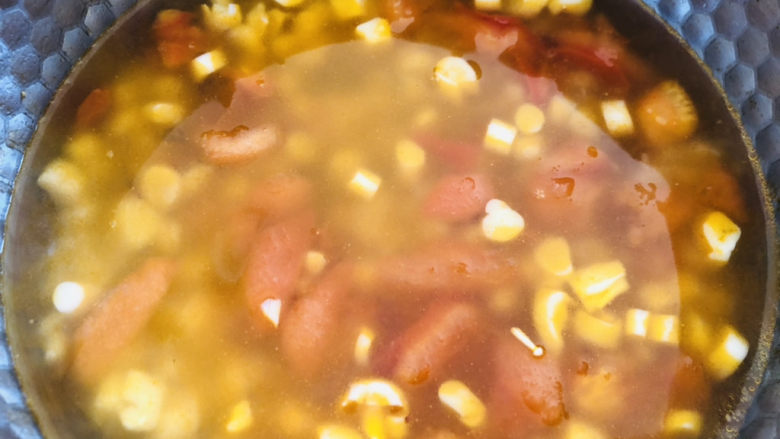 白玉菇豆腐汤,然后锅中加入适量热水。