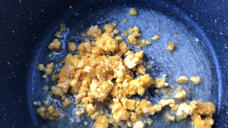 咸蛋黄焗山药,趁着锅里的余油，倒入咸蛋黄。