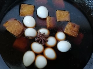 卤豆干,煮开后放入鹌鹑蛋和一个茴香