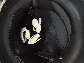 蒜蓉西兰花,葱放入锅中