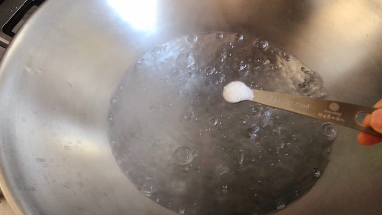 白玉菇豆腐汤,水沸后加盐