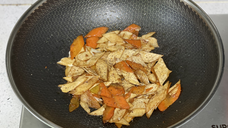 黑胡椒茭白片,出锅前研磨黑胡椒颗粒撒入，即可出锅装盘。