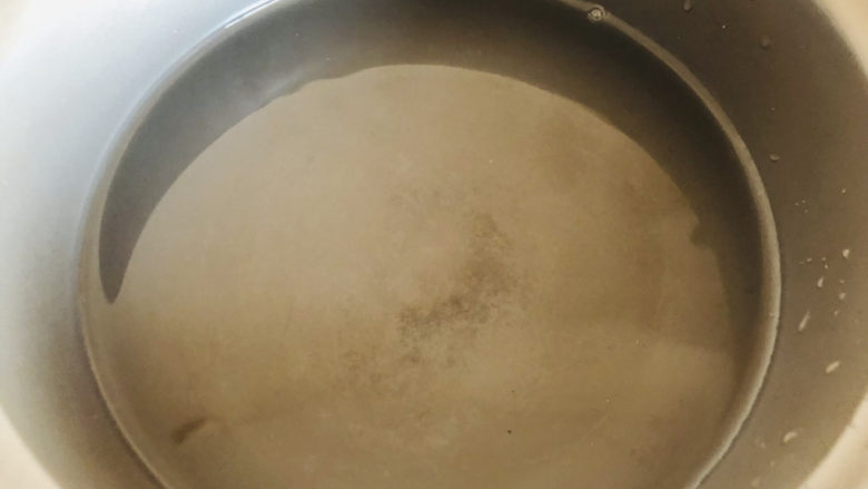 红枣黑米粥,砂锅中加入1000ml的纯净水煮开。