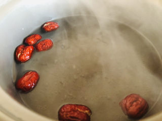 红枣黑米粥,放入锅中。