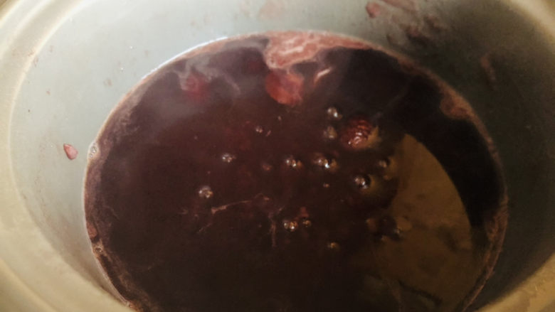 红枣黑米粥,中小火慢慢煮至汤汁变得黏稠。