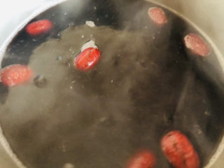红枣黑米粥,盖上盖子中小火继续煮至汤汁浓稠。

🙇🏻‍♀️煮粥时汤汁容易溢锅，可以拿一根筷子放在锅上然后盖上盖子，让锅盖与锅中间留有一丝空隙，这样就不会再溢锅了。
