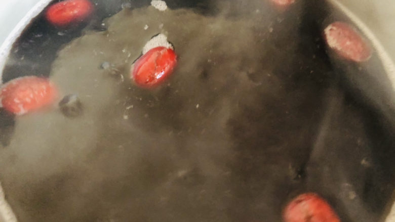 红枣黑米粥,盖上盖子中小火继续煮至汤汁浓稠。

🙇🏻‍♀️煮粥时汤汁容易溢锅，可以拿一根筷子放在锅上然后盖上盖子，让锅盖与锅中间留有一丝空隙，这样就不会再溢锅了。