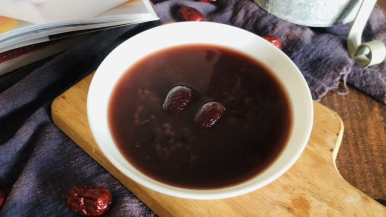 红枣黑米粥,喜欢甜粥的可以在粥里加点冰糖或白糖增加风味。