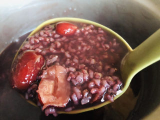 红枣黑米粥,煮至这种状态就可以了。