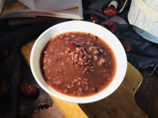 红枣黑米粥,寒冷的冬日来一碗热气腾腾的暖心粥，吃完浑身都暖和了。
