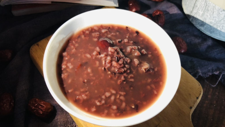 红枣黑米粥,寒冷的冬日来一碗热气腾腾的暖心粥，吃完浑身都暖和了。