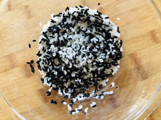 红枣黑米粥,大米、黑米用清水冲洗干净，沥干水分备用。