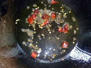儿菜炒肉片,炒锅倒菜籽油，放入辣椒粒和花椒小火炒香。