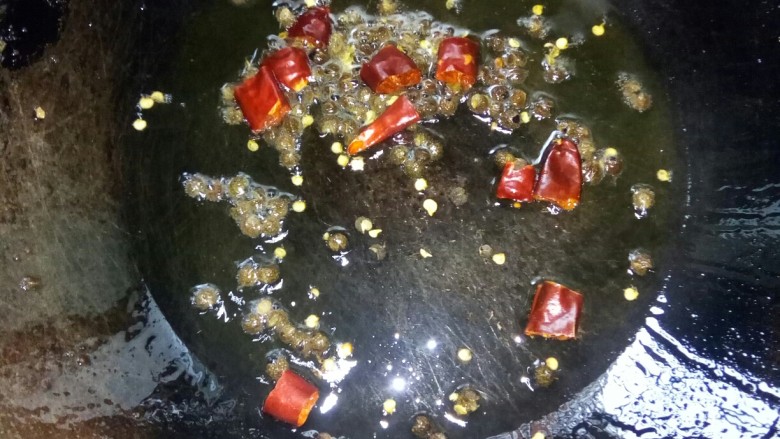 儿菜炒肉片,炒锅倒菜籽油，放入辣椒粒和花椒小火炒香。