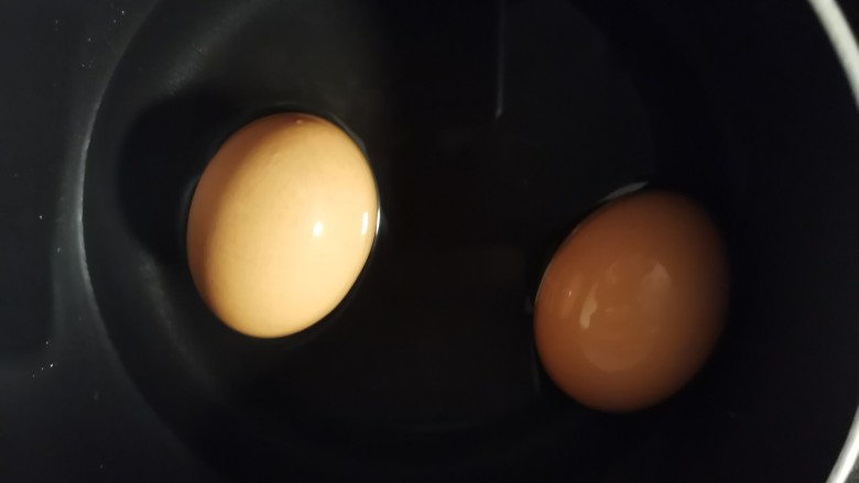 鸡蛋小米粥,另起锅煮两颗<a style='color:red;display:inline-block;' href='/shicai/ 9'>鸡蛋</a>。