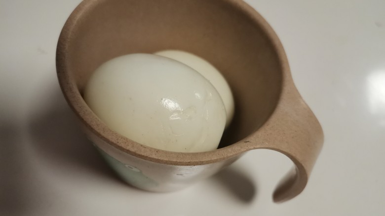 鸡蛋小米粥,鸡蛋煮一小会儿后，凉水过一下，然后把鸡蛋皮剥掉。