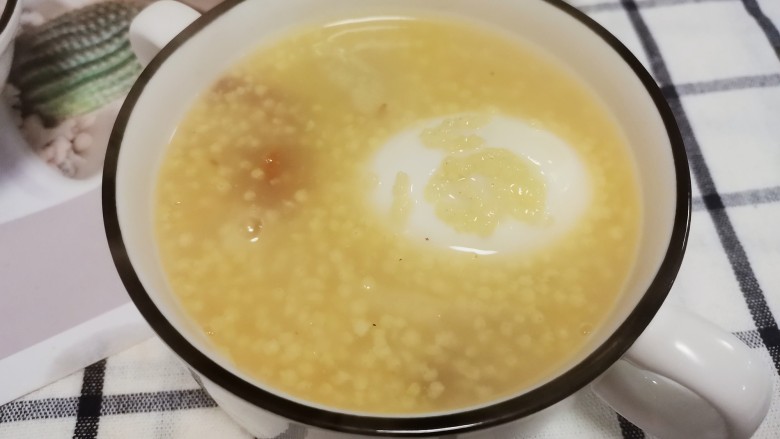 鸡蛋小米粥,待粥粘稠之后，便可以了。