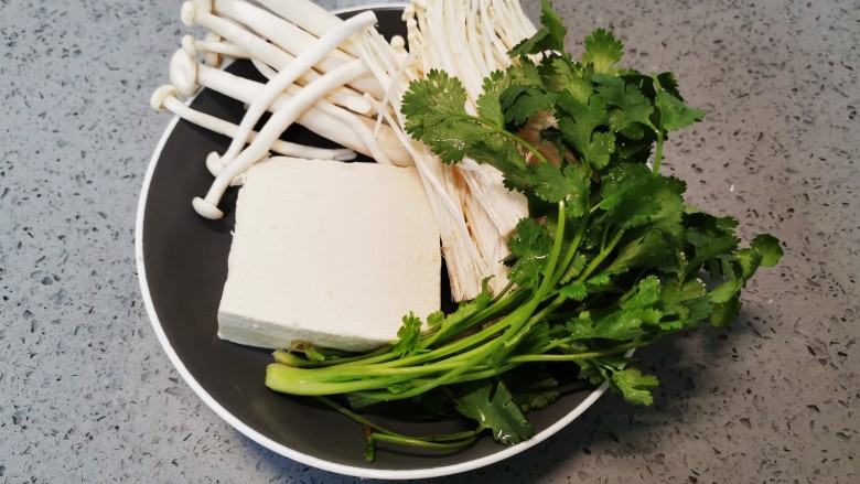 白玉菇豆腐汤,准备食材清洗干净