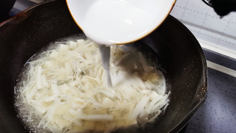白玉菇豆腐汤,放入水淀粉适量煮沸