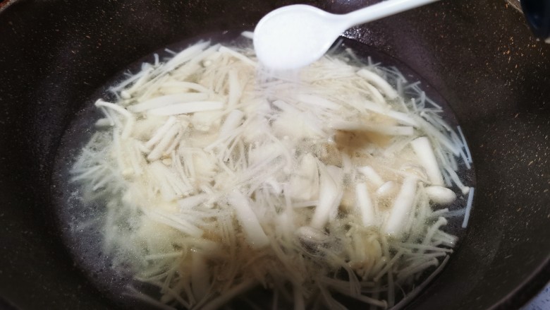 白玉菇豆腐汤,汤里加入盐