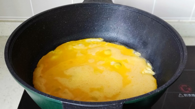 尖椒炒鸡蛋,热锅热油放入鸡蛋液。
