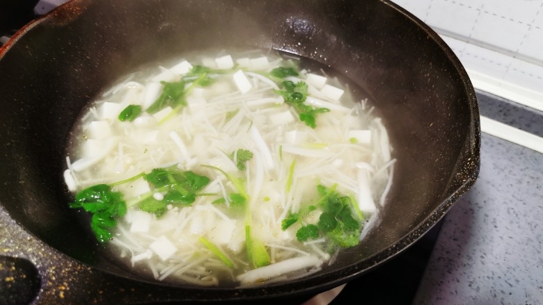 白玉菇豆腐汤,搅拌均匀即可出锅