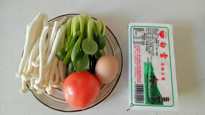 白玉菇豆腐汤,准备新鲜的食材