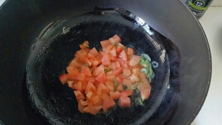 白玉菇豆腐汤,加入西红柿碎翻炒出汤汁