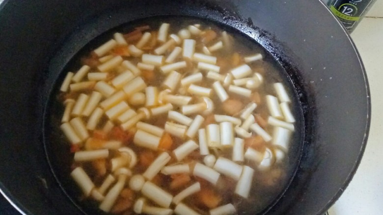 白玉菇豆腐汤,加入2碗清水煮开