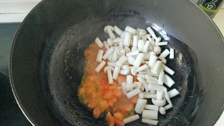 白玉菇豆腐汤,加入白玉菇翻炒均匀