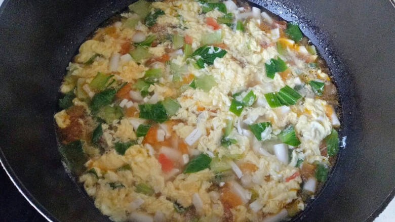 白玉菇豆腐汤,淋入鸡蛋液搅散