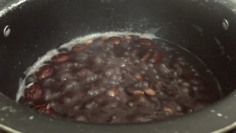 红枣黑米粥,三十分钟时候的样子，其实煮粥最好的就是煮开一会后，开盖让它滚上一会，这样煮出来的粥比较有粥胶粘稠感。（个人喜欢😁）