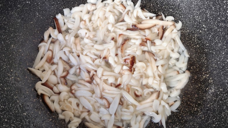 白玉菇豆腐汤,下入香菇翻炒出香味。