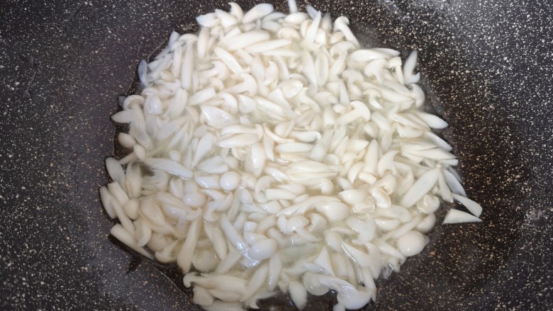 白玉菇豆腐汤,炒锅内倒适量的食用油烧热，下入白玉菇翻炒至变软出水。