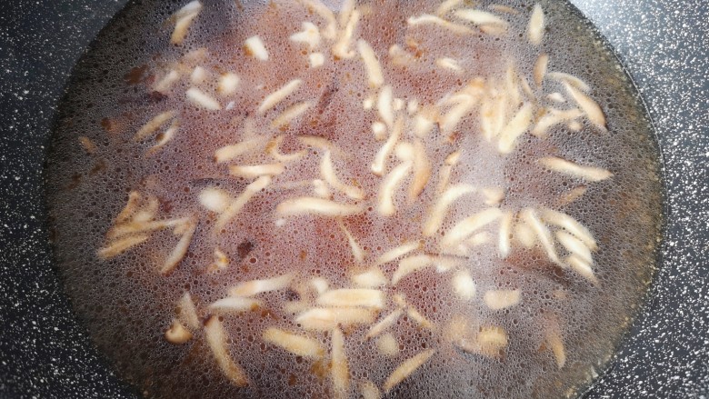 白玉菇豆腐汤,加入纯净水烧开。