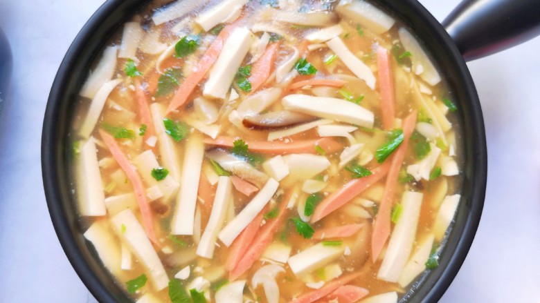 白玉菇豆腐汤,色香味俱全。
