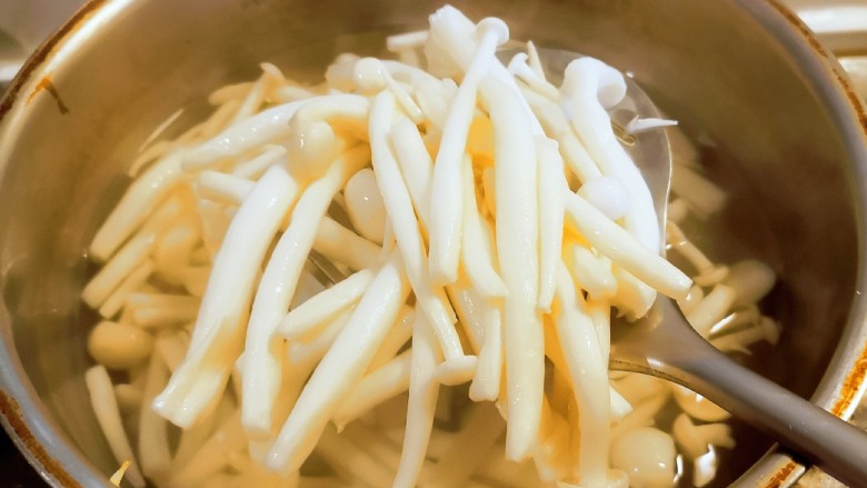 白玉菇豆腐汤,白玉菇放入开水中汆烫捞出。