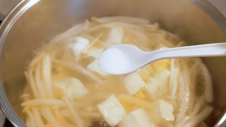 白玉菇豆腐汤,放入盐调味。